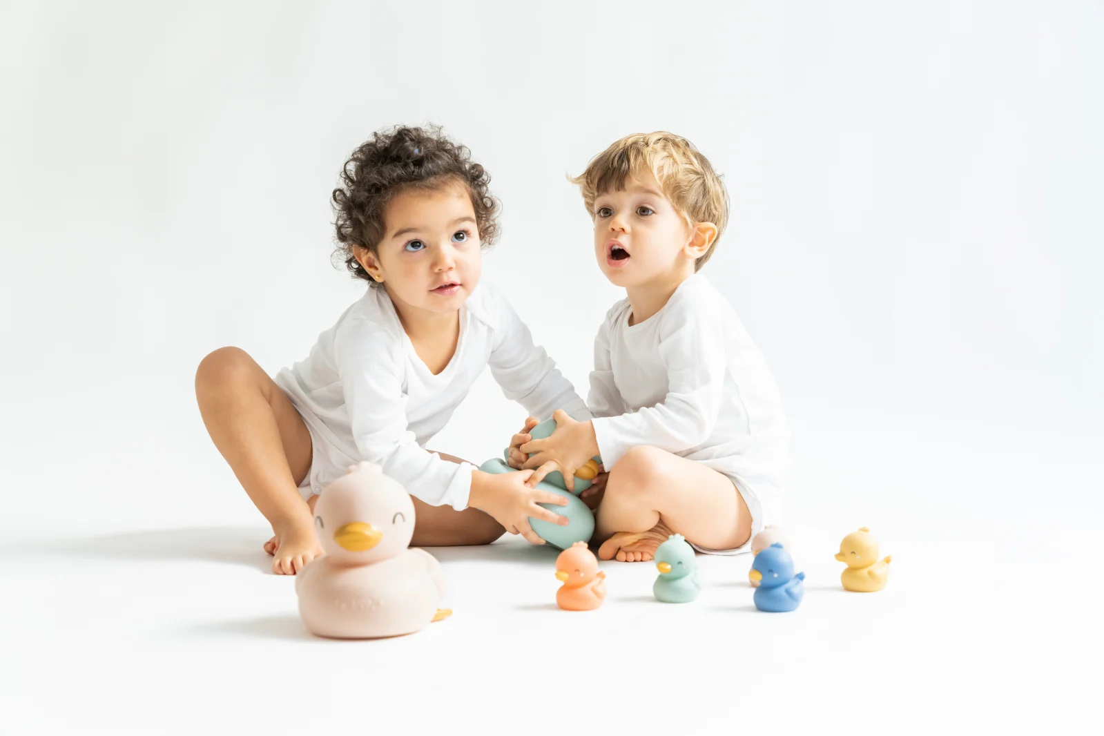 Set rățuște de baie – Familie completă: 2 rățuște mari + 5 rățuște mici | Distracție, siguranță și stimulare senzorială pentru cei mici [5]