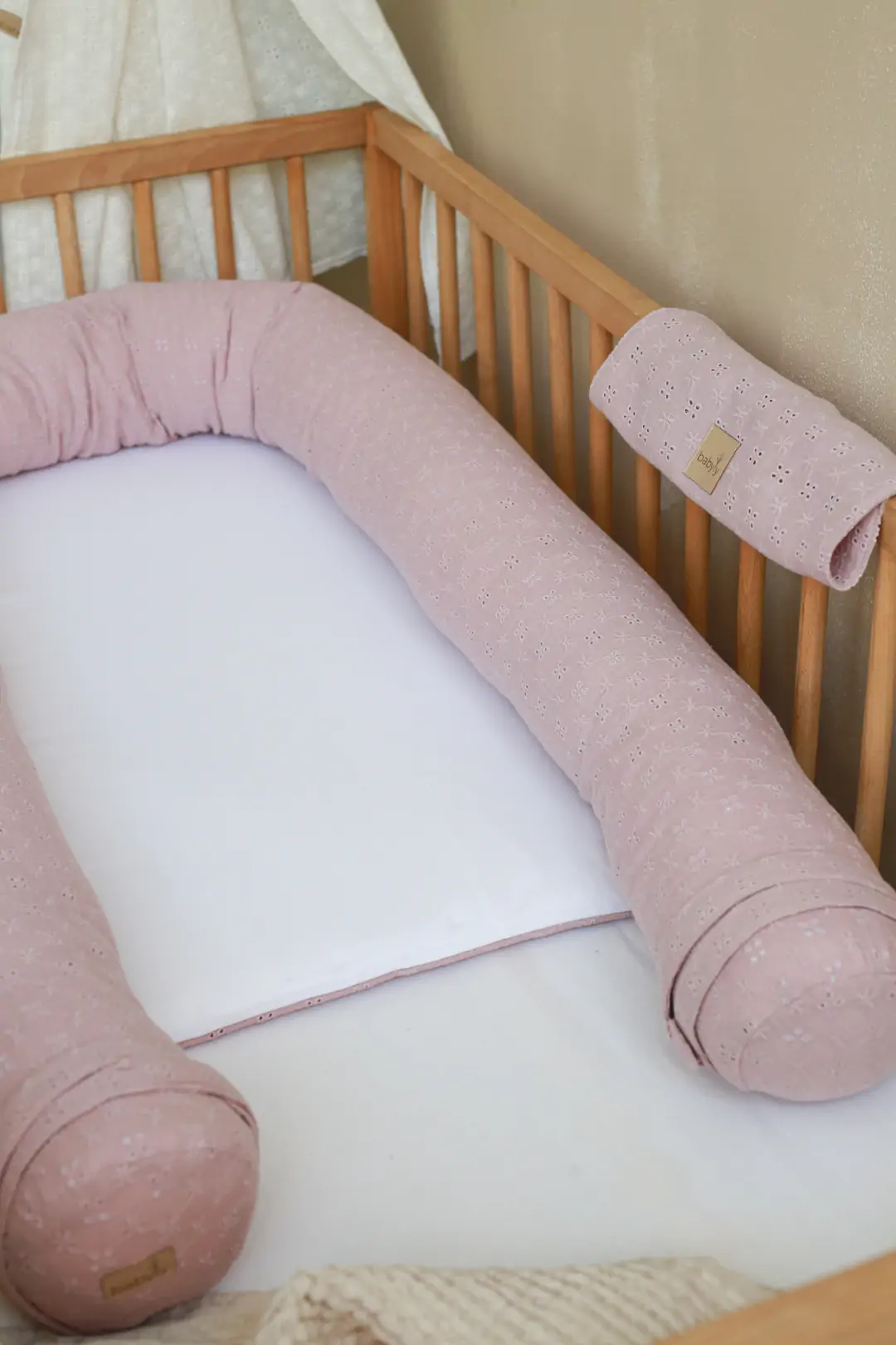 Suport de dormit Babynest 2in1 bara protectie patut Premium Bumbac Brodat Roz by BabyLy, 85x50 cm [8]