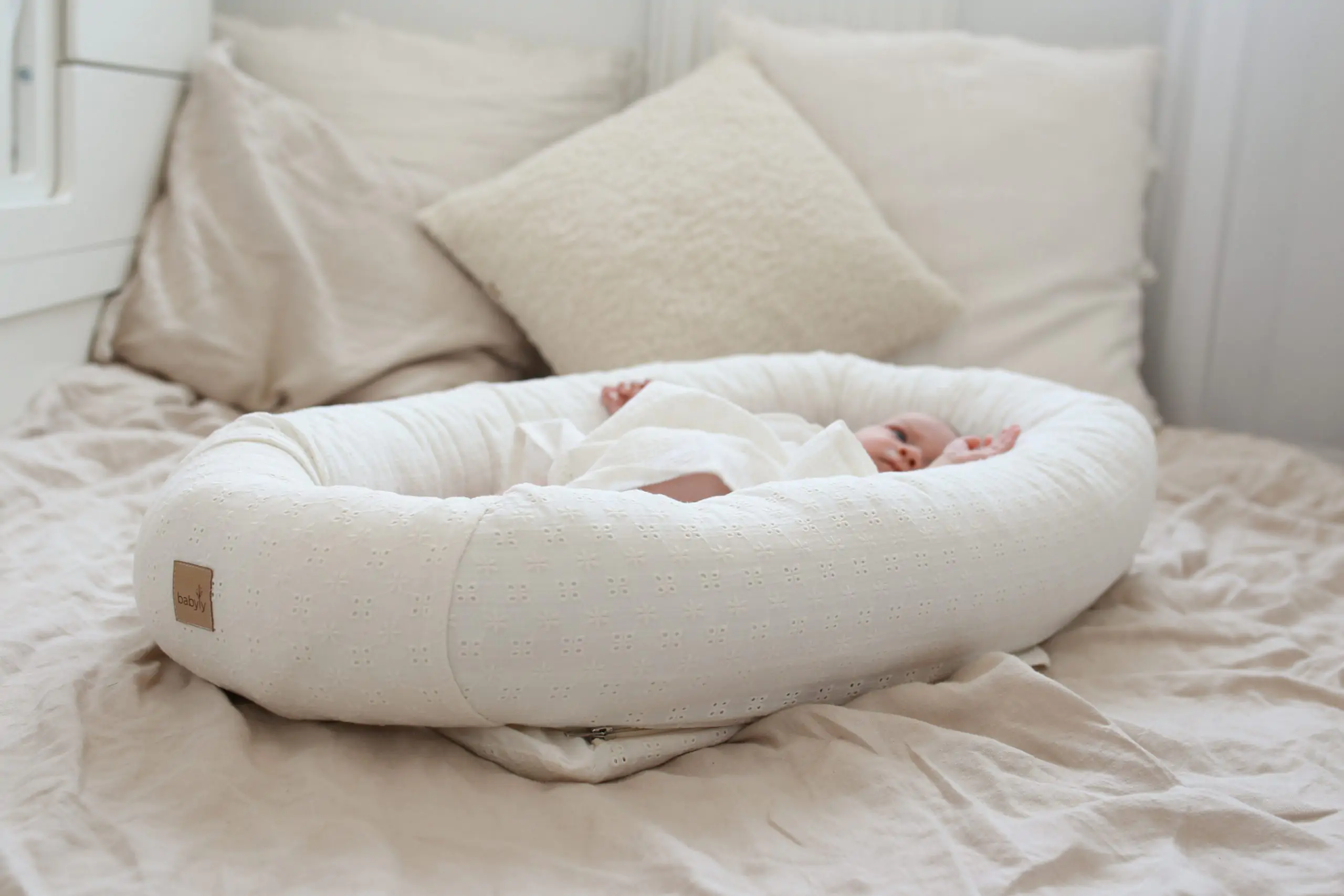 Suport de dormit Babynest 2in1 bara protectie patut Premium Bumbac Brodat Roz by BabyLy, 85x50 cm [14]