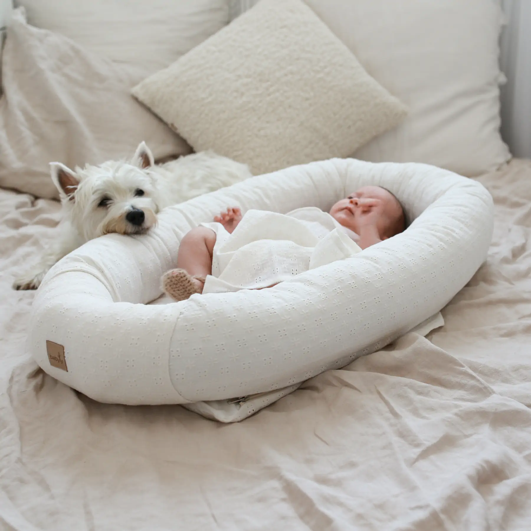 Suport de dormit Babynest 2in1 bara protectie patut Premium Bumbac Brodat Roz by BabyLy, 85x50 cm [13]