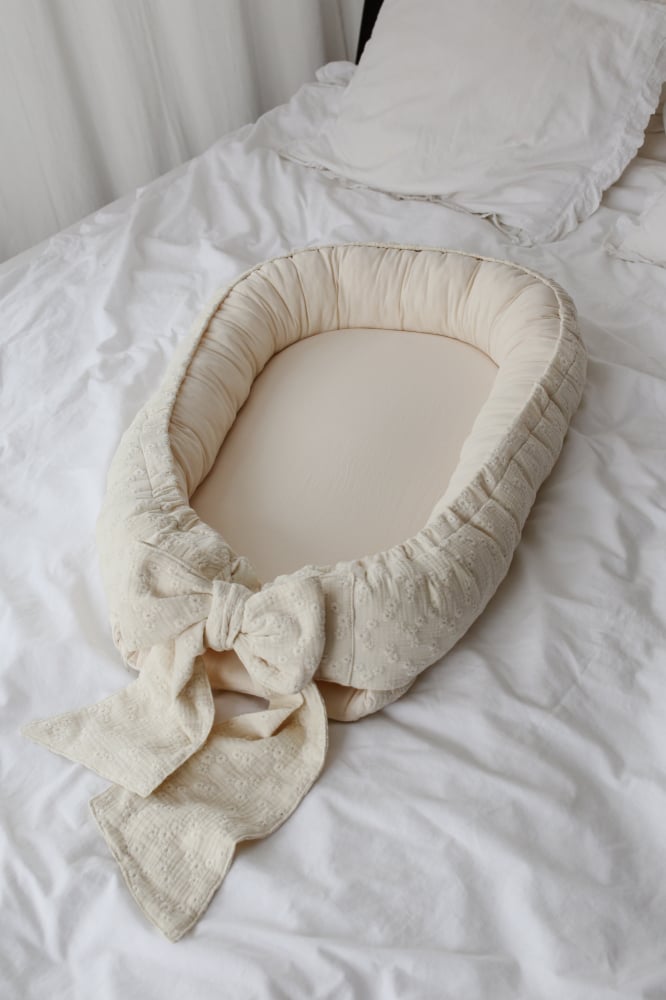 Suport de dormit Babynest Premium Bumbac Brodat Lilly cu funda by BabyLy, 70x50 cm [5]