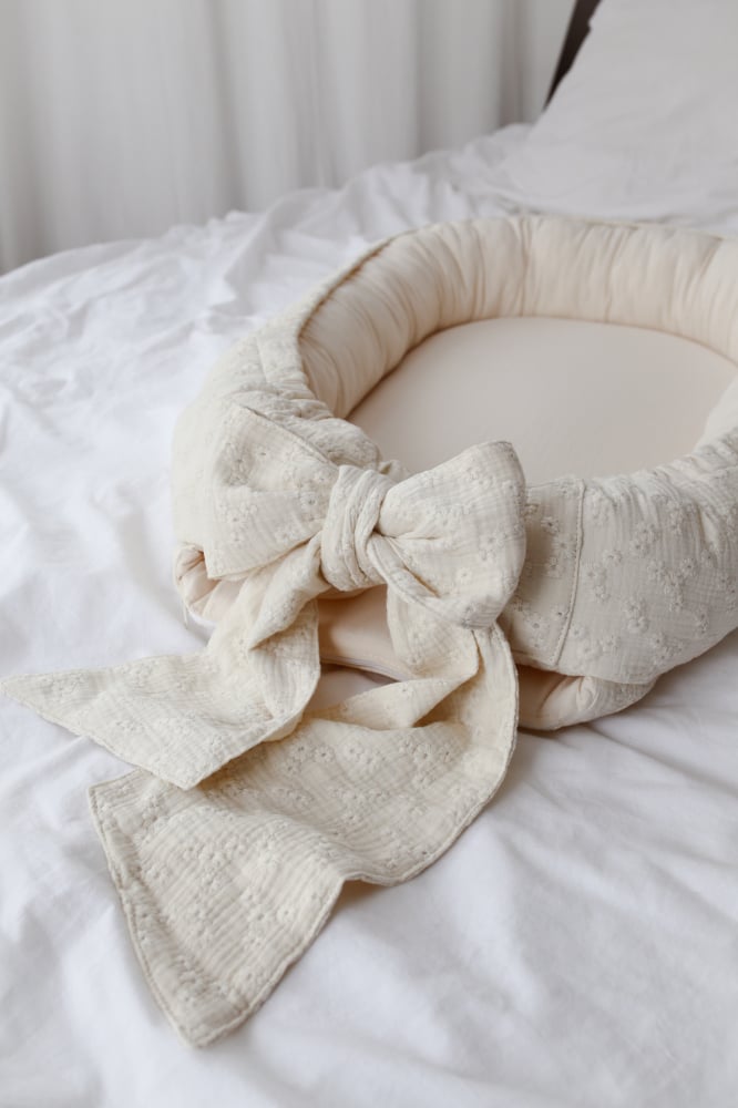 Suport de dormit Babynest Premium Bumbac Brodat Lilly cu funda by BabyLy, 70x50 cm [2]