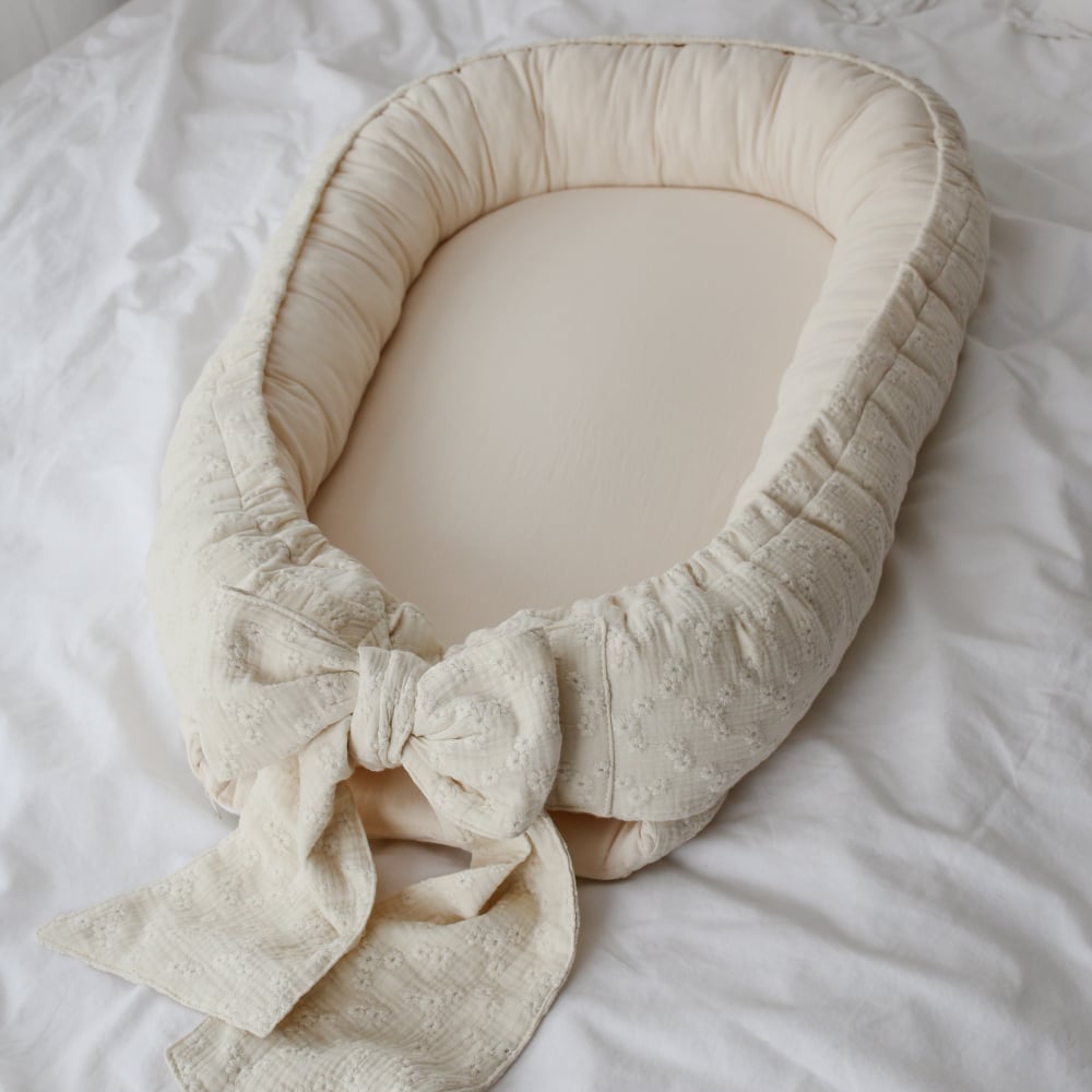 Suport de dormit Babynest Premium Bumbac Brodat Lilly cu funda by BabyLy, 70x50 cm [4]