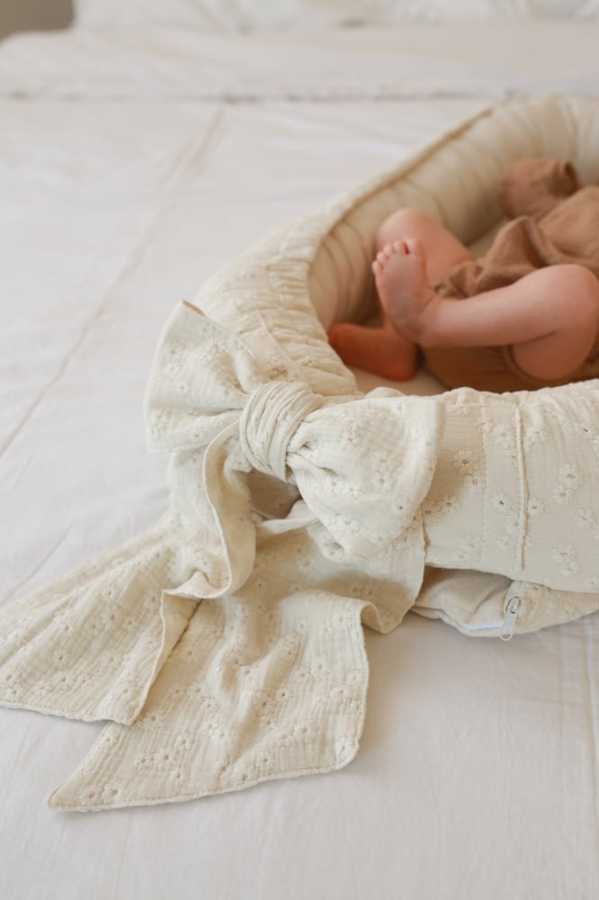 Suport de dormit Babynest Premium Bumbac Brodat Lilly cu funda by BabyLy, 70x50 cm [9]