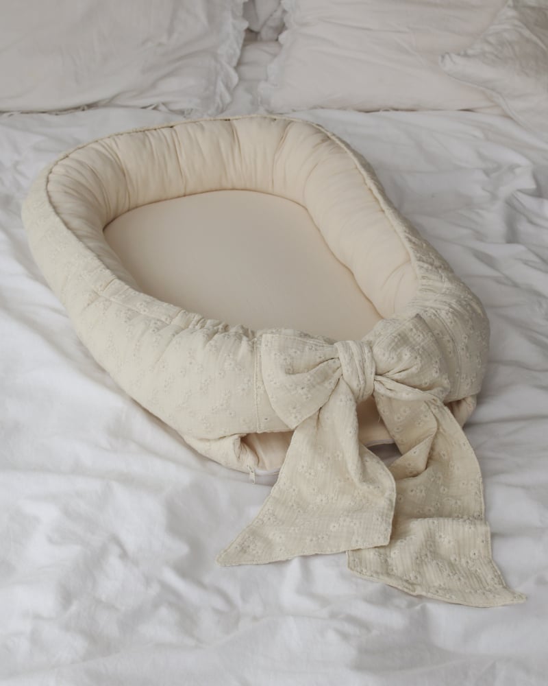 Suport de dormit Babynest Premium Bumbac Brodat Lilly cu funda by BabyLy, 70x50 cm [3]