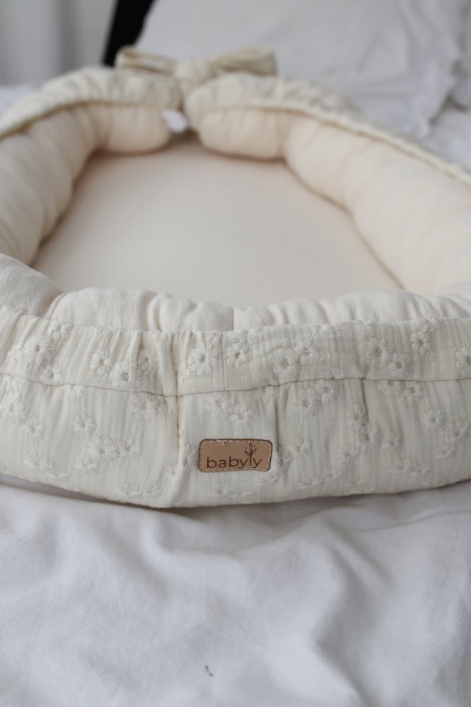Suport de dormit Babynest Premium Bumbac Brodat Lilly cu funda by BabyLy, 70x50 cm [6]
