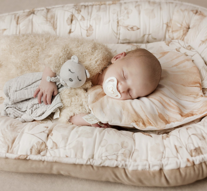 Suport de dormit Babynest Premium Bumbac si Catifea Peony Dreamland Ecri by BabySteps, 70x35 cm [3]