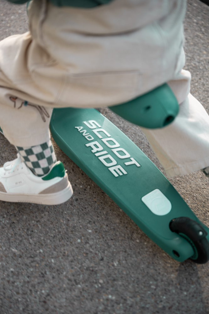 Trotinetă copii 2in1 premium Scoot & Ride HighwayKick 1 Forest, cu șezut, sistem anti-răsturnare, reglabilă 1–5 ani (max. 50 kg) [33]