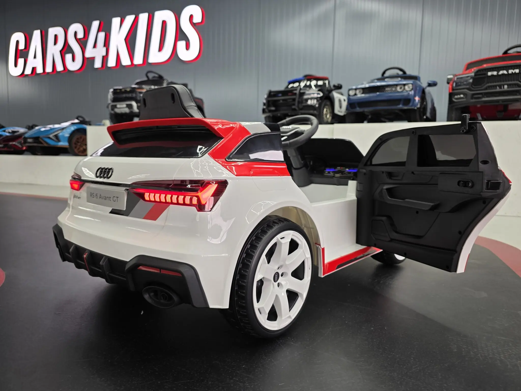 Mașinuță electrică pentru copii Audi RS6 Avant GT 12V Alb/Roșu 112x61x47cm – licență oficială Audi, telecomandă parentală și soft start [5]