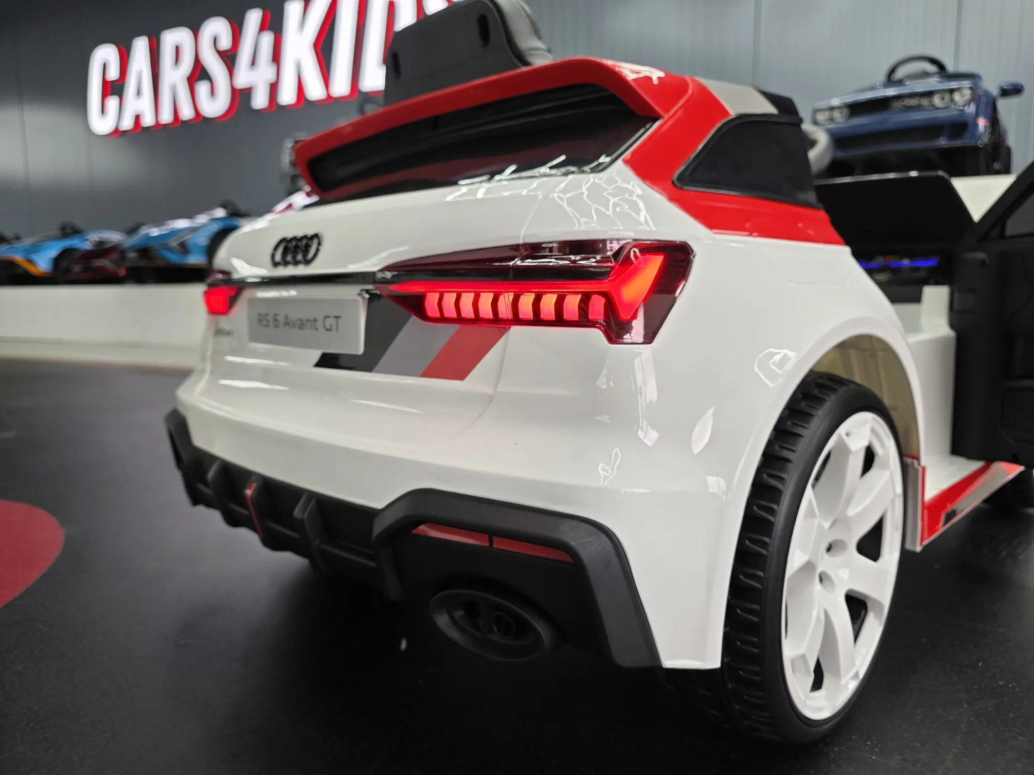Mașinuță electrică pentru copii Audi RS6 Avant GT 12V Alb/Roșu 112x61x47cm – licență oficială Audi, telecomandă parentală și soft start [8]