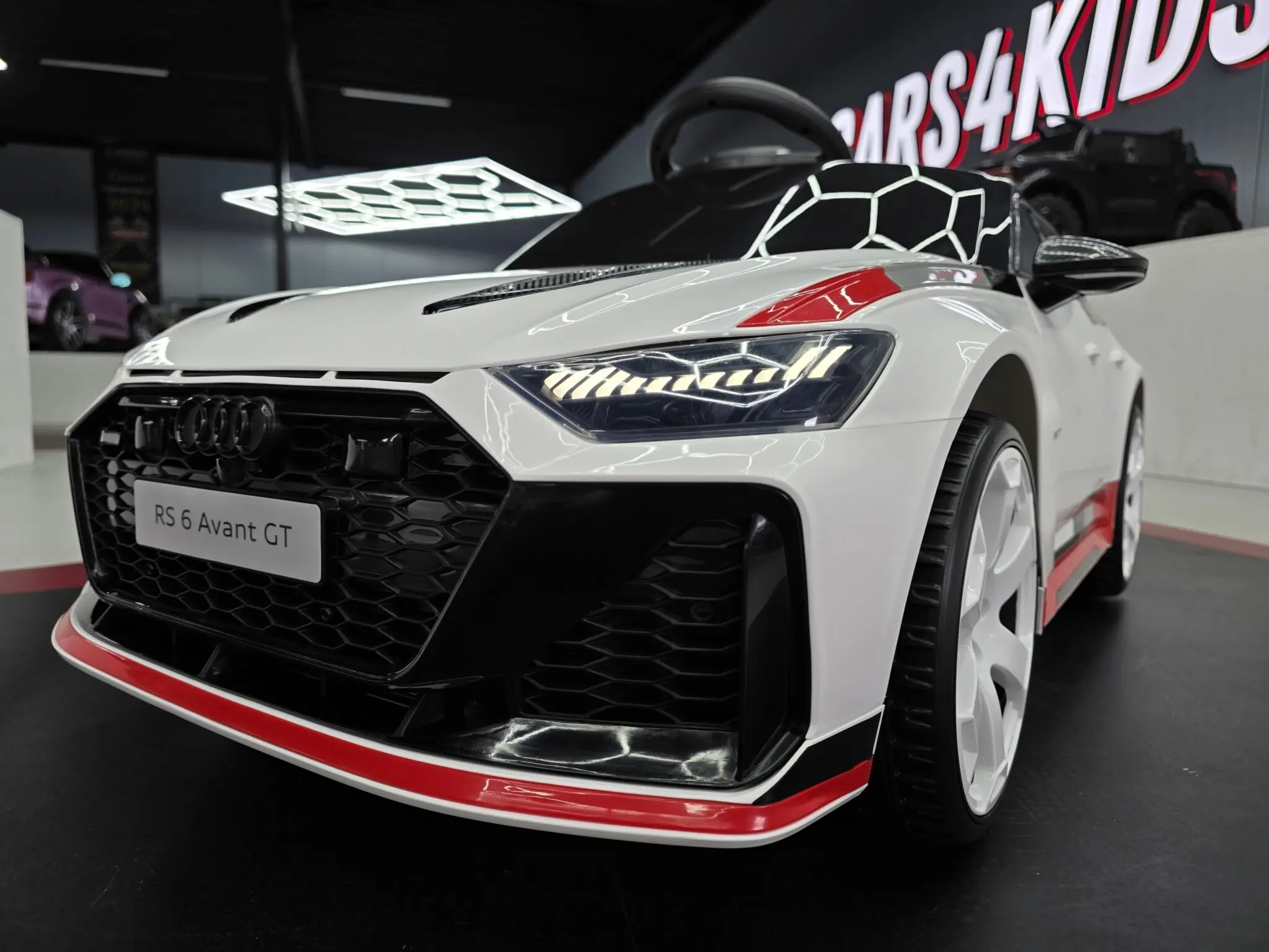 Mașinuță electrică pentru copii Audi RS6 Avant GT 12V Alb/Roșu 112x61x47cm – licență oficială Audi, telecomandă parentală și soft start [7]
