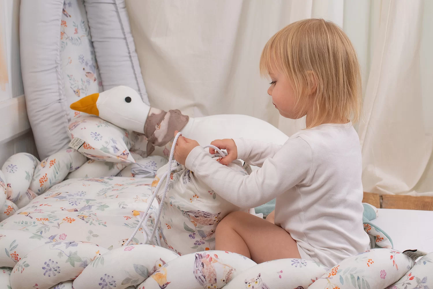 Perna decorativa din bambus cu umpltura Baby Soft , Gasca draguta [5]