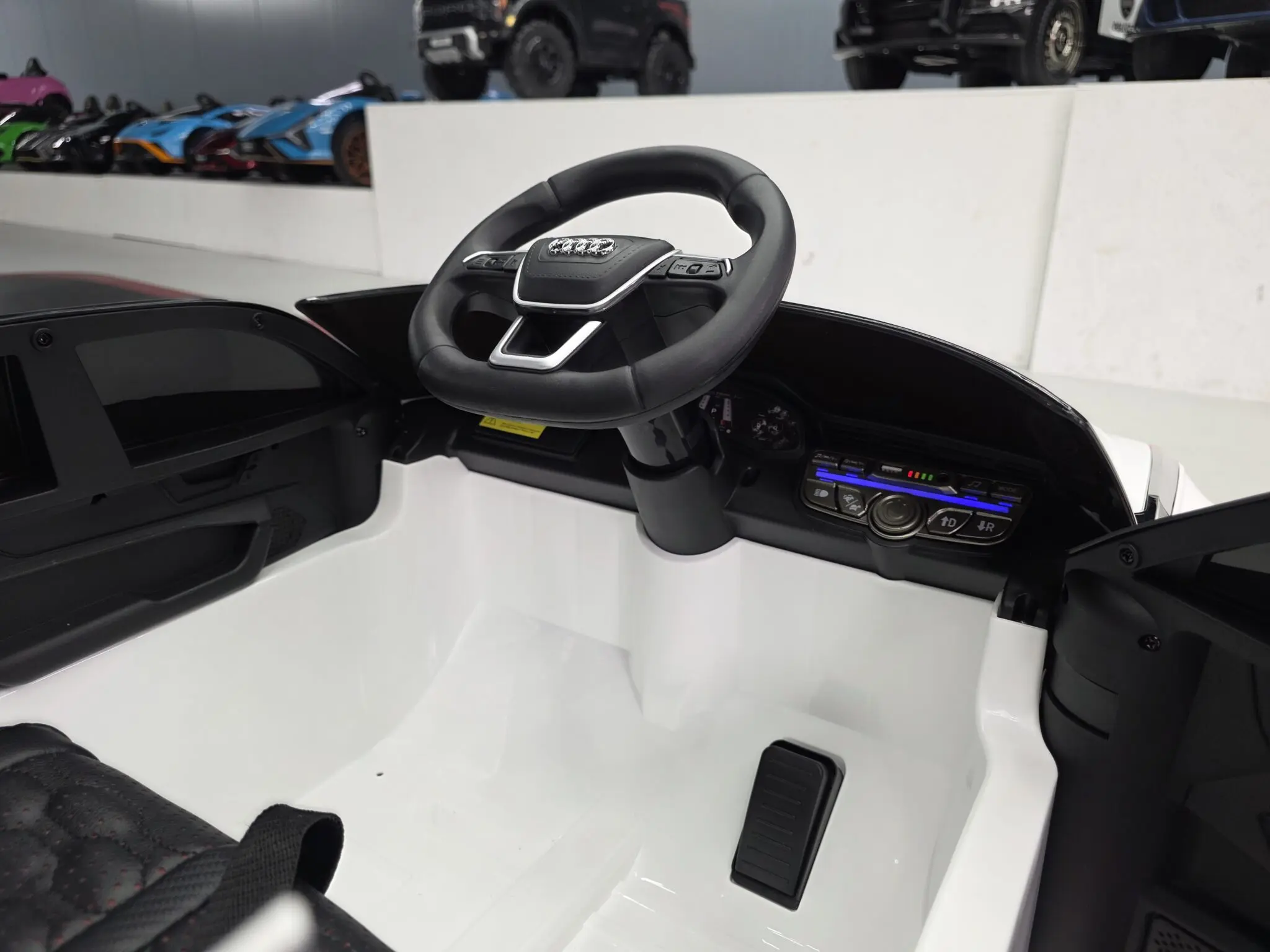 Mașinuță electrică pentru copii Audi RS6 Avant GT 12V Alb/Roșu 112x61x47cm – licență oficială Audi, telecomandă parentală și soft start [10]