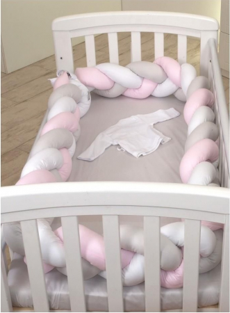 Lenjerii si huse patut - Aparatoare laterala pat Bumper impletit, Cu inchidere velcro, Bumbac Alb - Gri - Roz, 340X21 cm