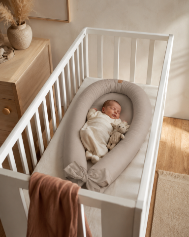 Perne, pilote si babynest - Babynest 2in1 BabySteps Premium „Bej Închis" – 100% In, Saltea Detașabilă, Cordon Ascuns, Transformabil în Bară Protecție Pătuț | 95x53cm, 0M+