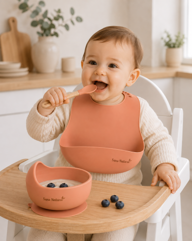 Bebe la masa - Bavetă Silicon cu Buzunar Saro Baby „Nordic" – Ajustabilă, Impermeabilă, Copper | De la 6 Luni