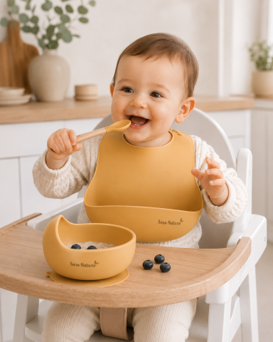 Bebe la masa - Bavetă Silicon cu Buzunar Saro Baby „Nordic" – Ajustabilă, Impermeabilă, Mustard | De la 6 Luni