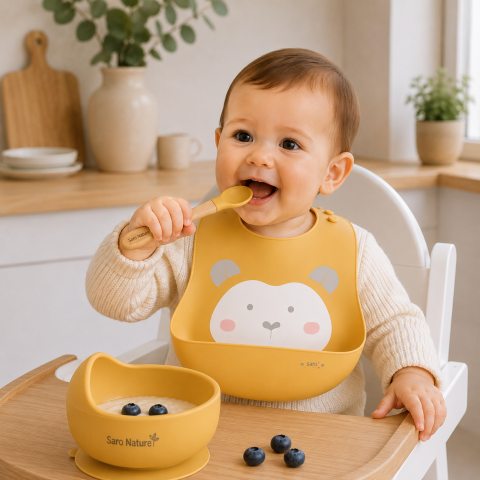 Bebe la masa - Bavetă Silicon cu Buzunar Saro Baby „Sweet & Fun" – Ajustabilă, Antibacteriană, mustard| De la 6 Luni