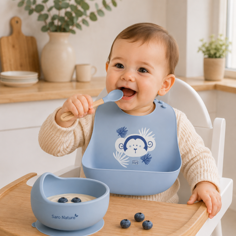 Bebe la masa - Bavetă Silicon cu Buzunar Saro Baby „Yum!" – Ajustabilă, Impermeabilă, Blue Monkey | De la 6 Luni