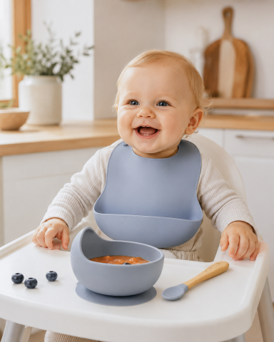 Bebe la masa - Bavetă Silicon cu Buzunar Saro Baby „Nordic" – Ajustabilă, Impermeabilă, Blue Mist | De la 6 Luni