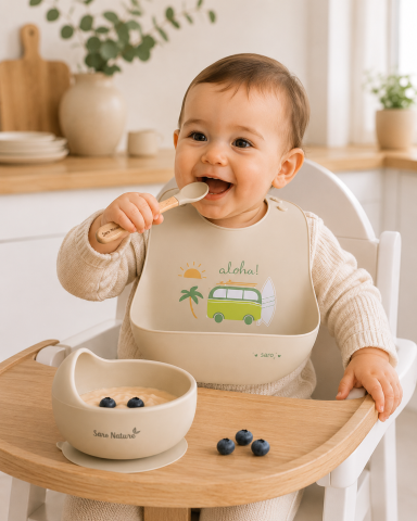 Bebe la masa - Bavetă Silicon cu Buzunar Saro Baby „Party" – Ajustabilă, Impermeabilă, Aloha Sand | De la 6 Luni