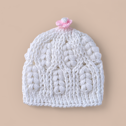Articole crosetate Handmade - Căciuliță Handmade din Bambus pentru Bebeluși – Alb cu Detaliu Roz, 0–3 Luni