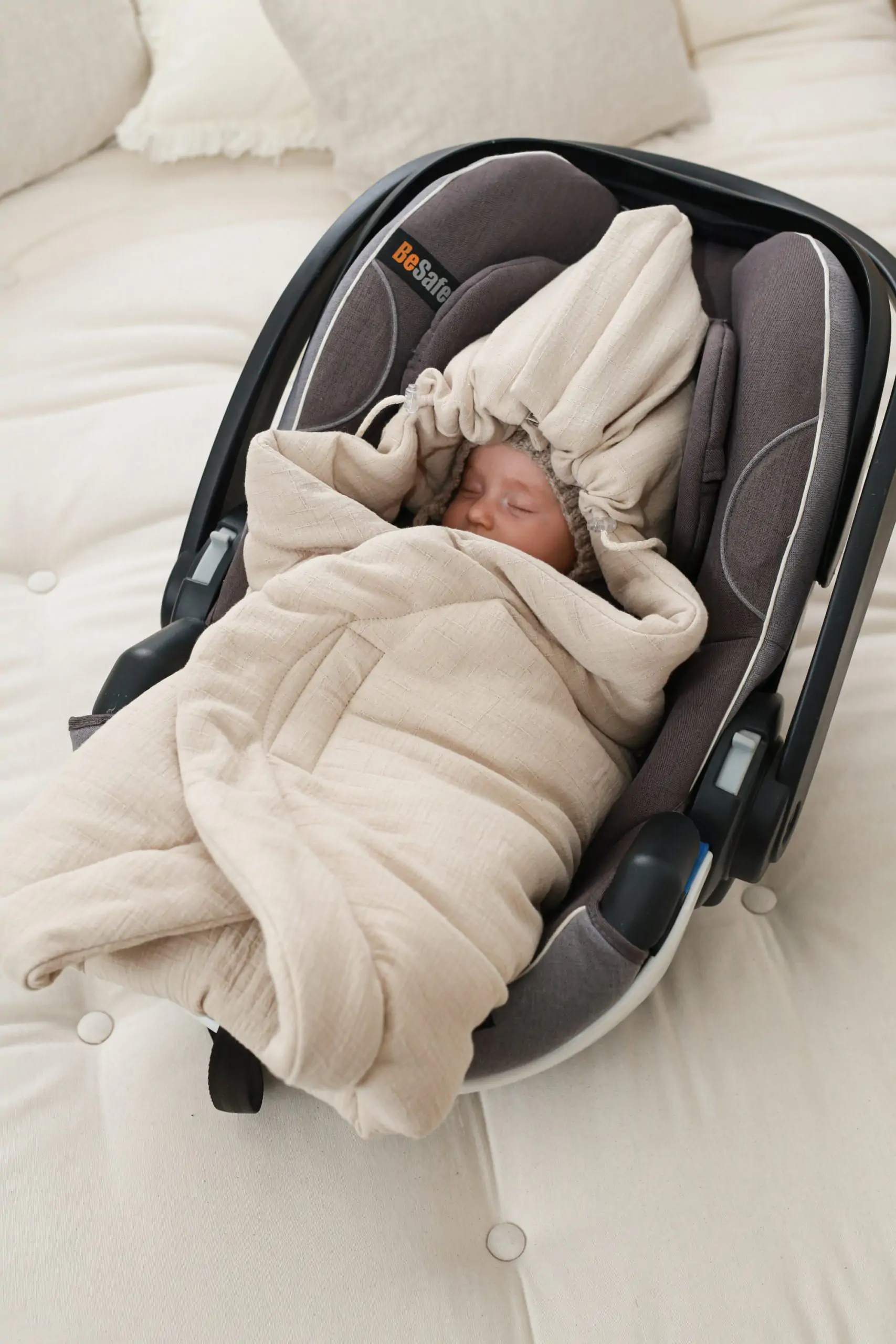 Car Seat Swaddle din muselină – Nisip | Paturica moale și sigură pentru scaun auto [3]