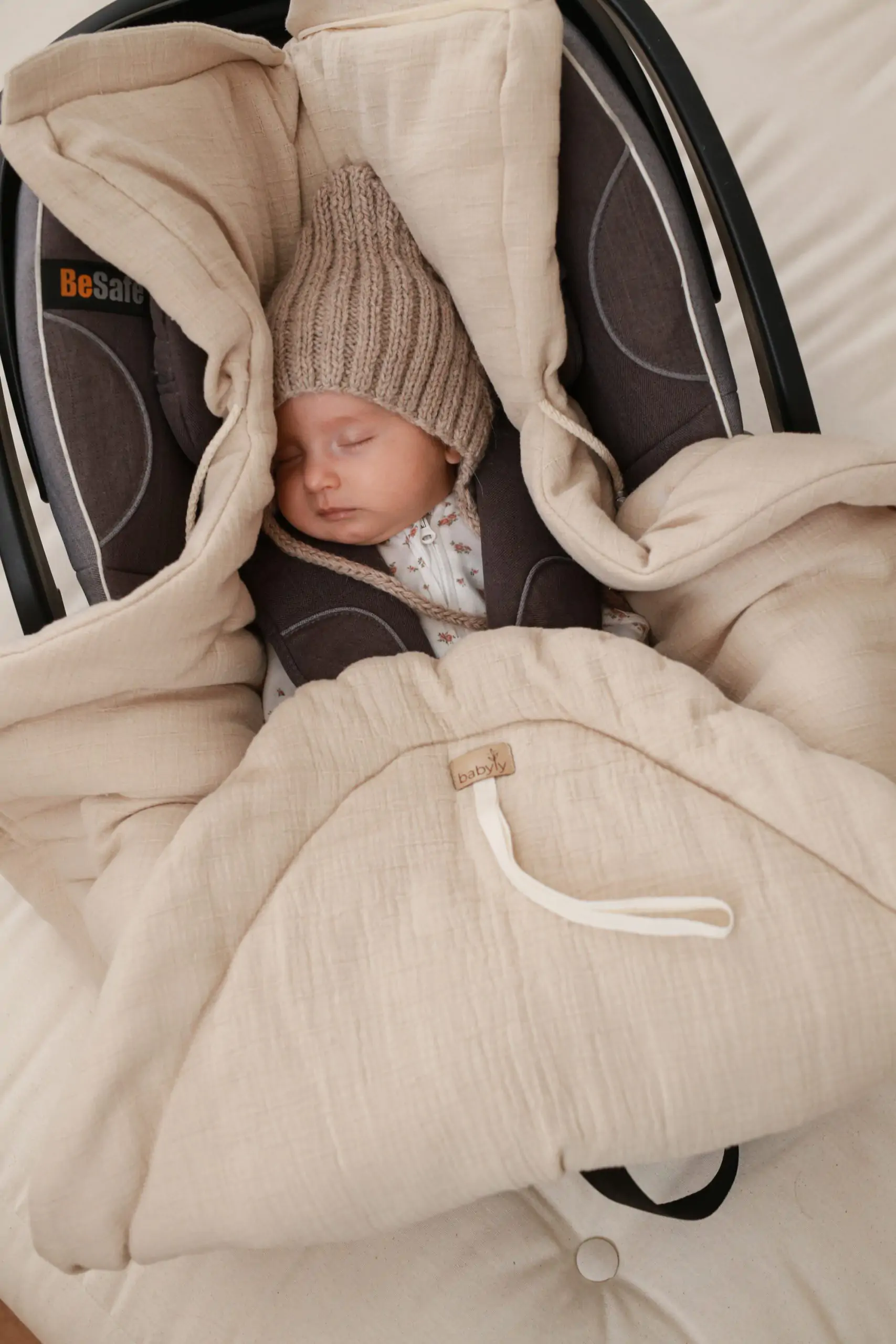 Car Seat Swaddle din muselină – Nisip | Paturica moale și sigură pentru scaun auto [2]