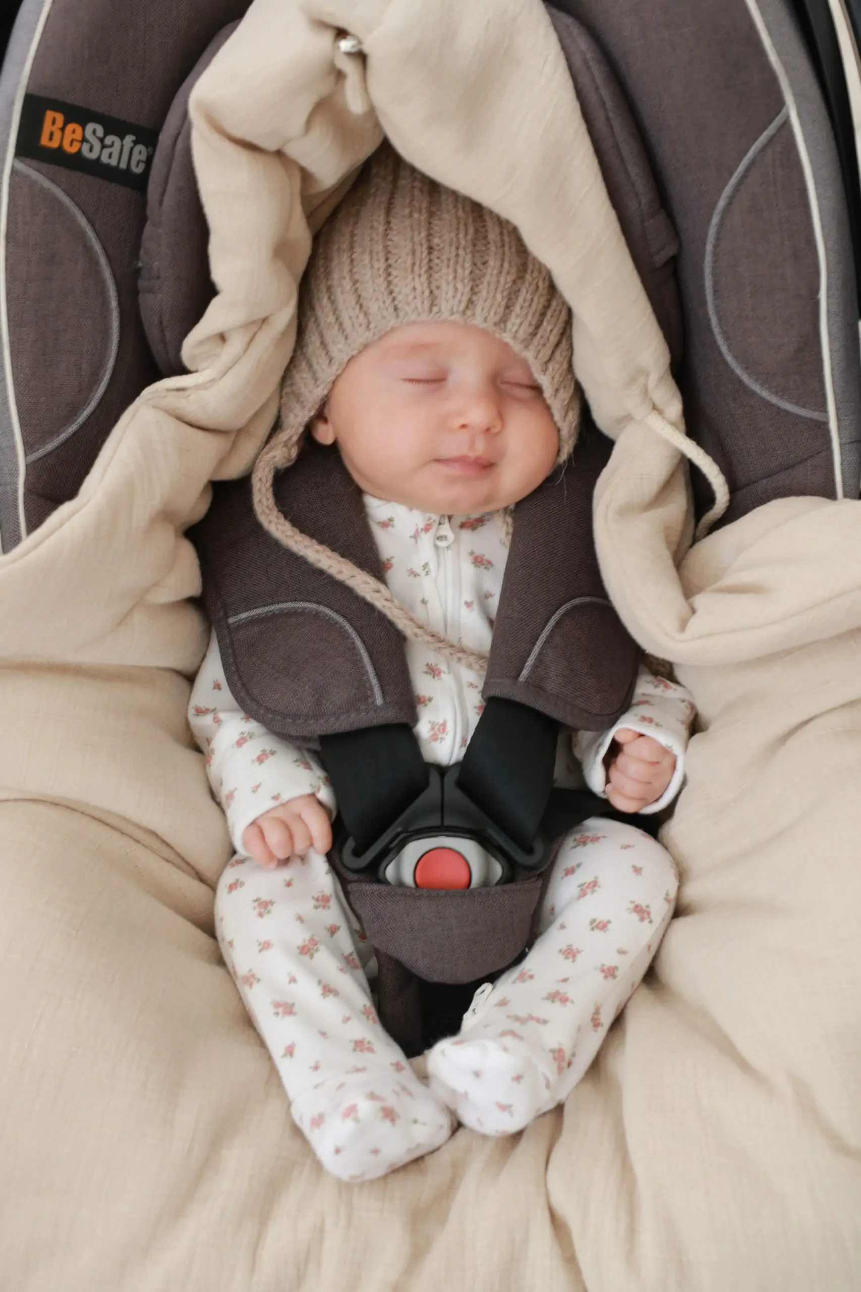 Car Seat Swaddle din muselină – Nisip | Paturica moale și sigură pentru scaun auto [1]