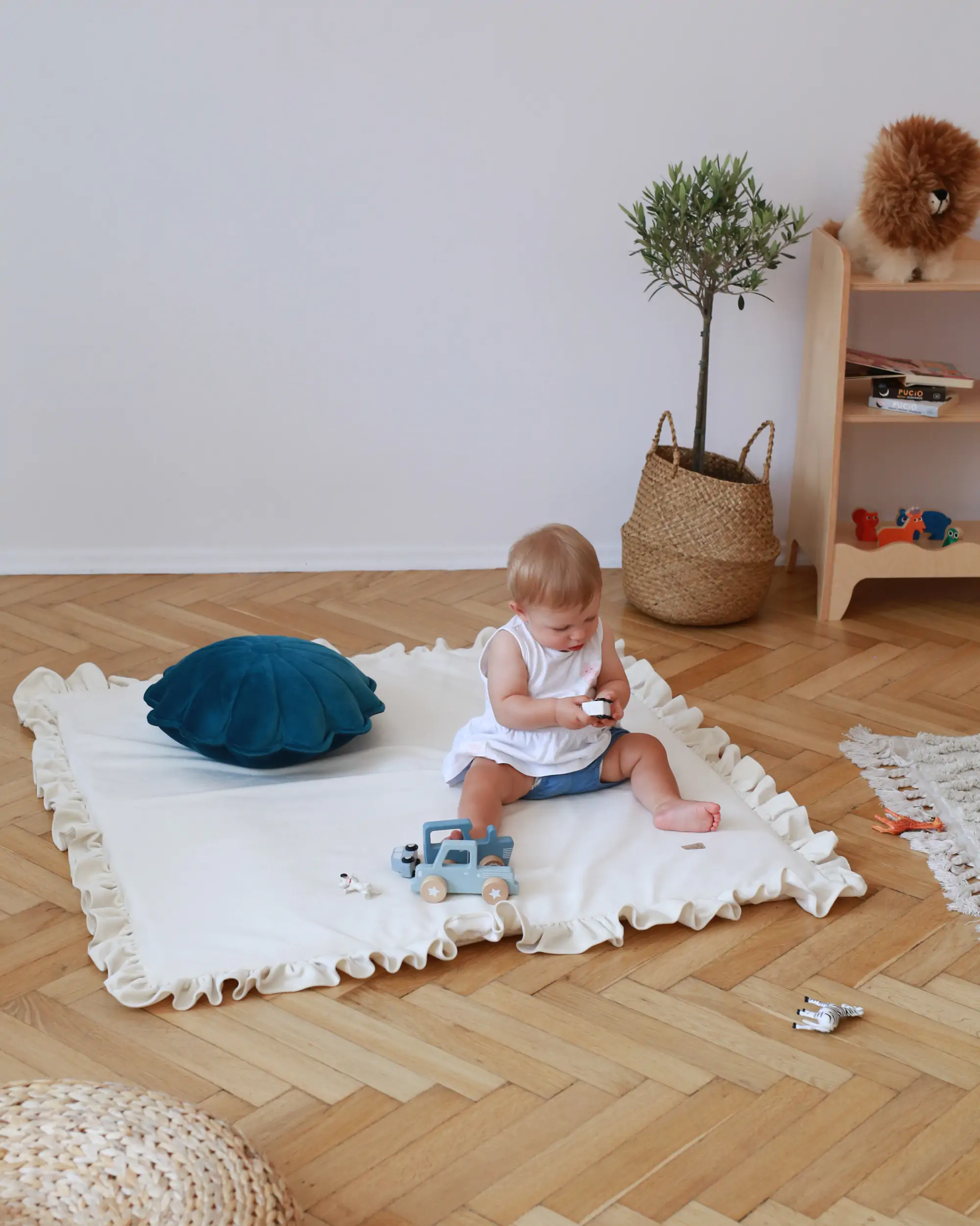 Covor patrat de joaca termoizolant din spuma, pentru copii si bebelusi, pliabil, Catifea Bej cu volanas, 100x100cm [3]