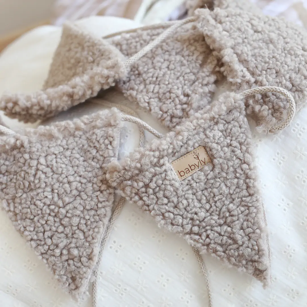 Decoratiuni unice - Ghirlanda decor din tesatura bucle, decoratiune pentru camera copilului - Teddy - taupe