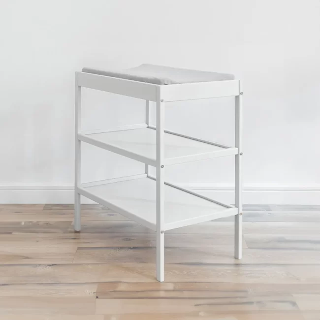 Comode si mese de infasat - Masă de Înfașat pentru Bebeluși din Lemn Masiv – Woodies Classic Changer, Alb 76x44x86 cm, cu 2 Rafturi Înalte + Saltea din spuma cu Husă din Bumbac