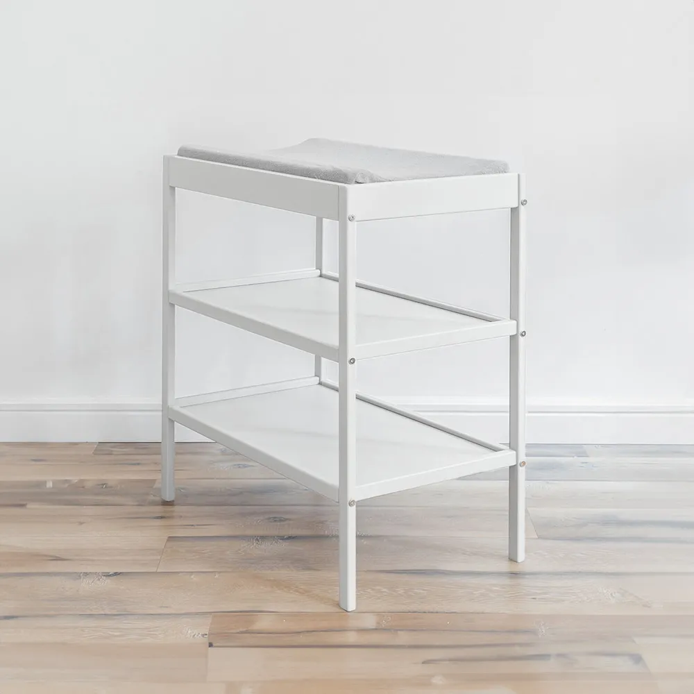 Masă de Înfașat pentru Bebeluși din Lemn Masiv – Woodies Classic Changer, Alb 76x44x86 cm, cu 2 Rafturi Înalte [1]