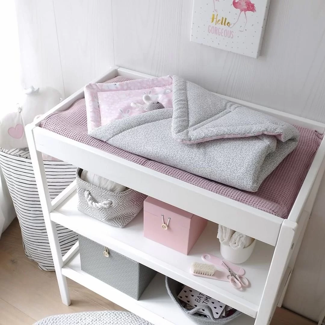 Masă de Înfașat pentru Bebeluși din Lemn Masiv – Woodies Classic Changer, Alb 76x44x86 cm, cu 2 Rafturi Înalte [2]