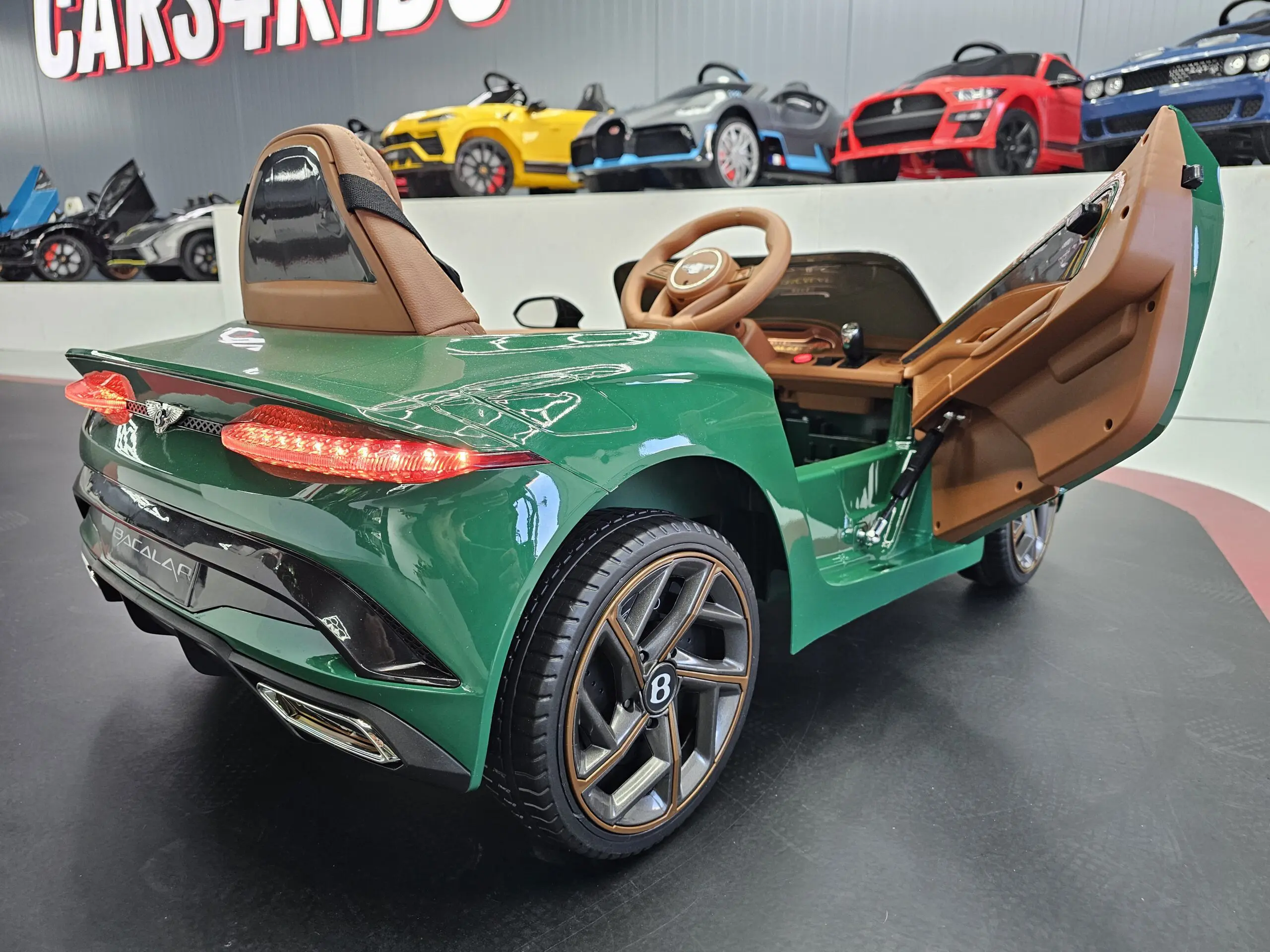 Mașină electrică Bentley Bacalar 12V Verde Metalic, Licență Oficială – Uși Verticale, Telecomandă 2.4G [4]