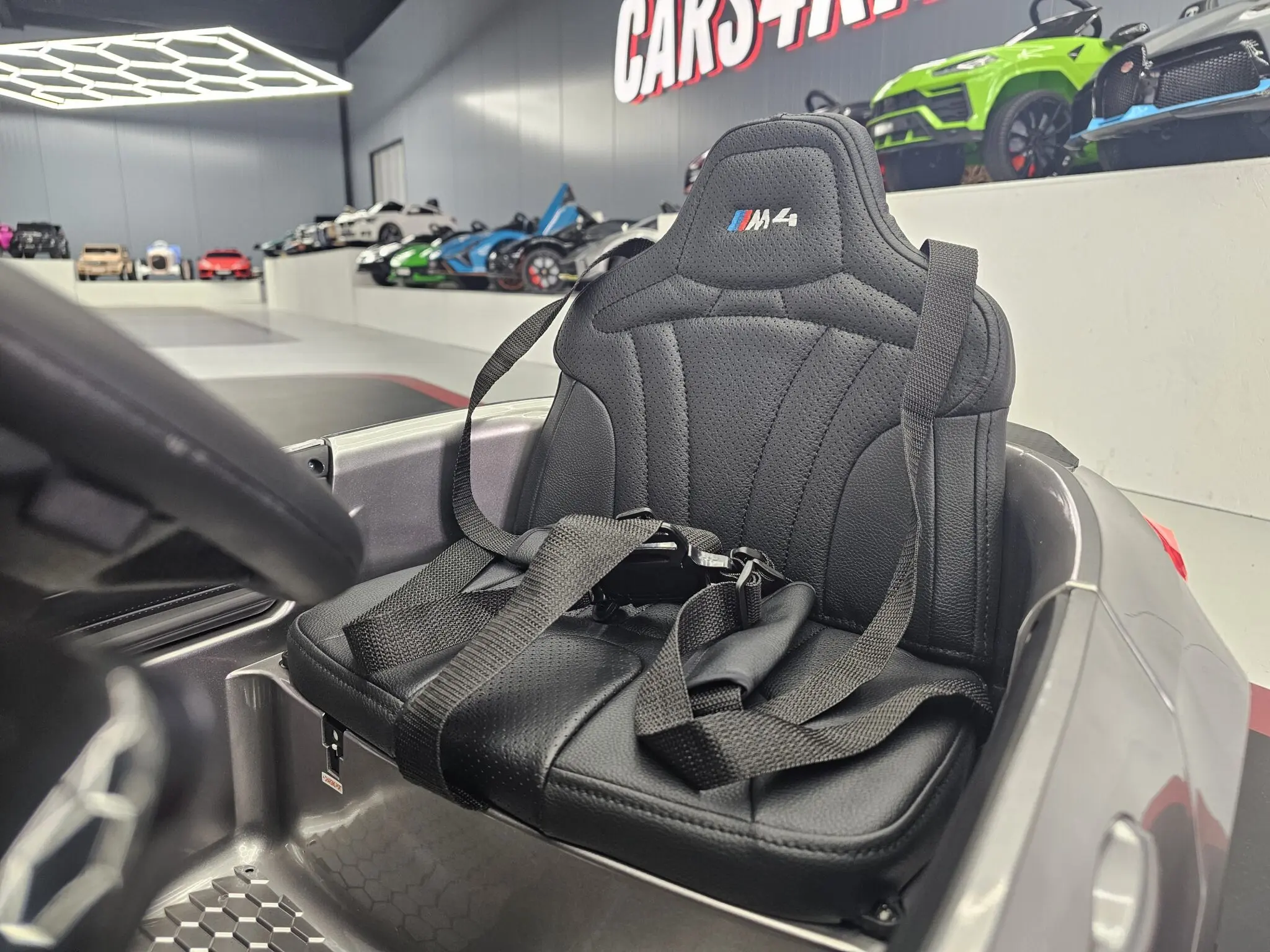 Mașină electrică BMW M4 12V Gri Metalic, Licență Oficială – Telecomandă 2.4G, Scaun Piele [11]