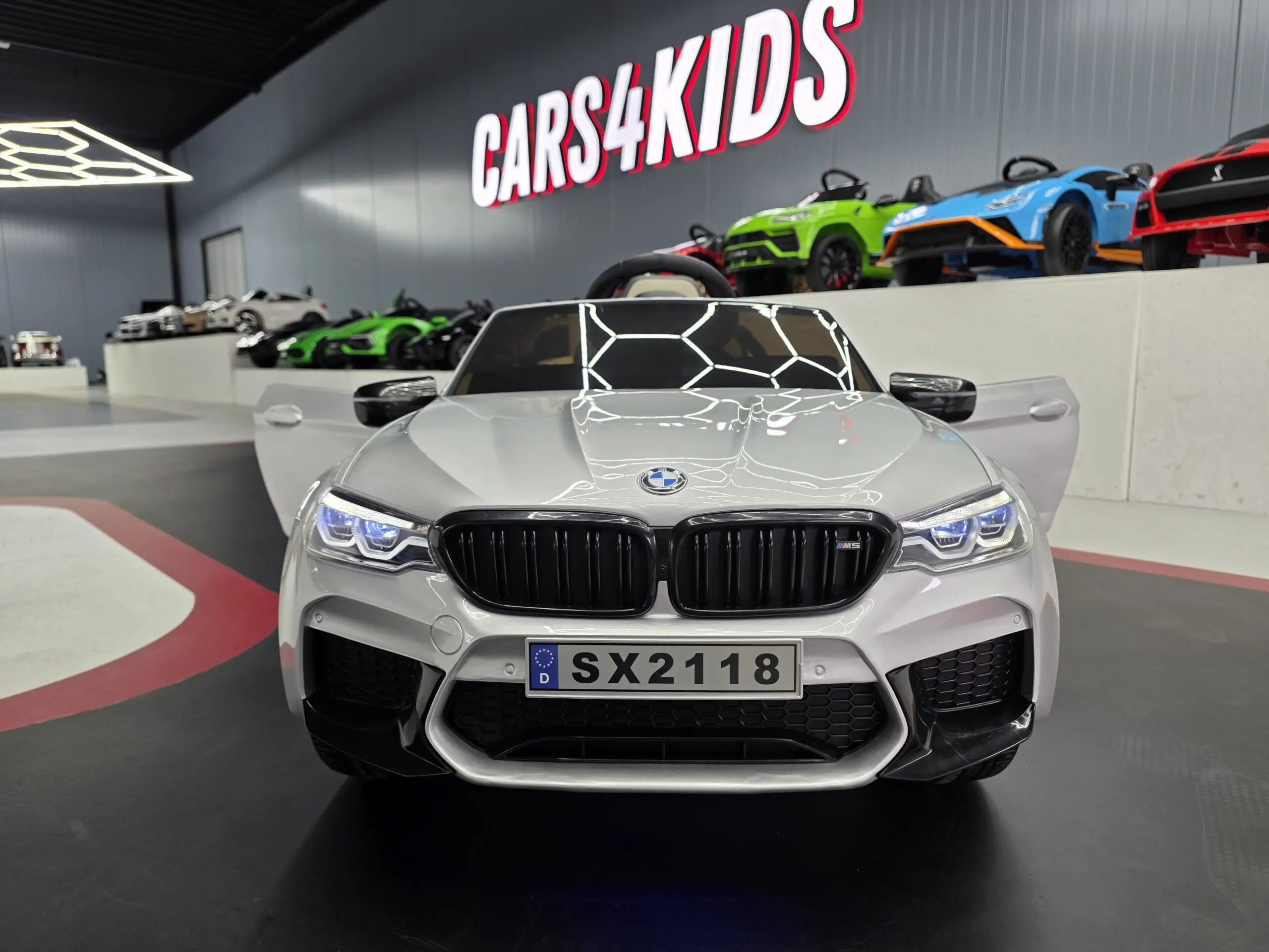 Mașină electrică BMW M5 24V Gri Metalic, Licență Oficială – Telecomandă 2.4G, Scaun Piele [2]