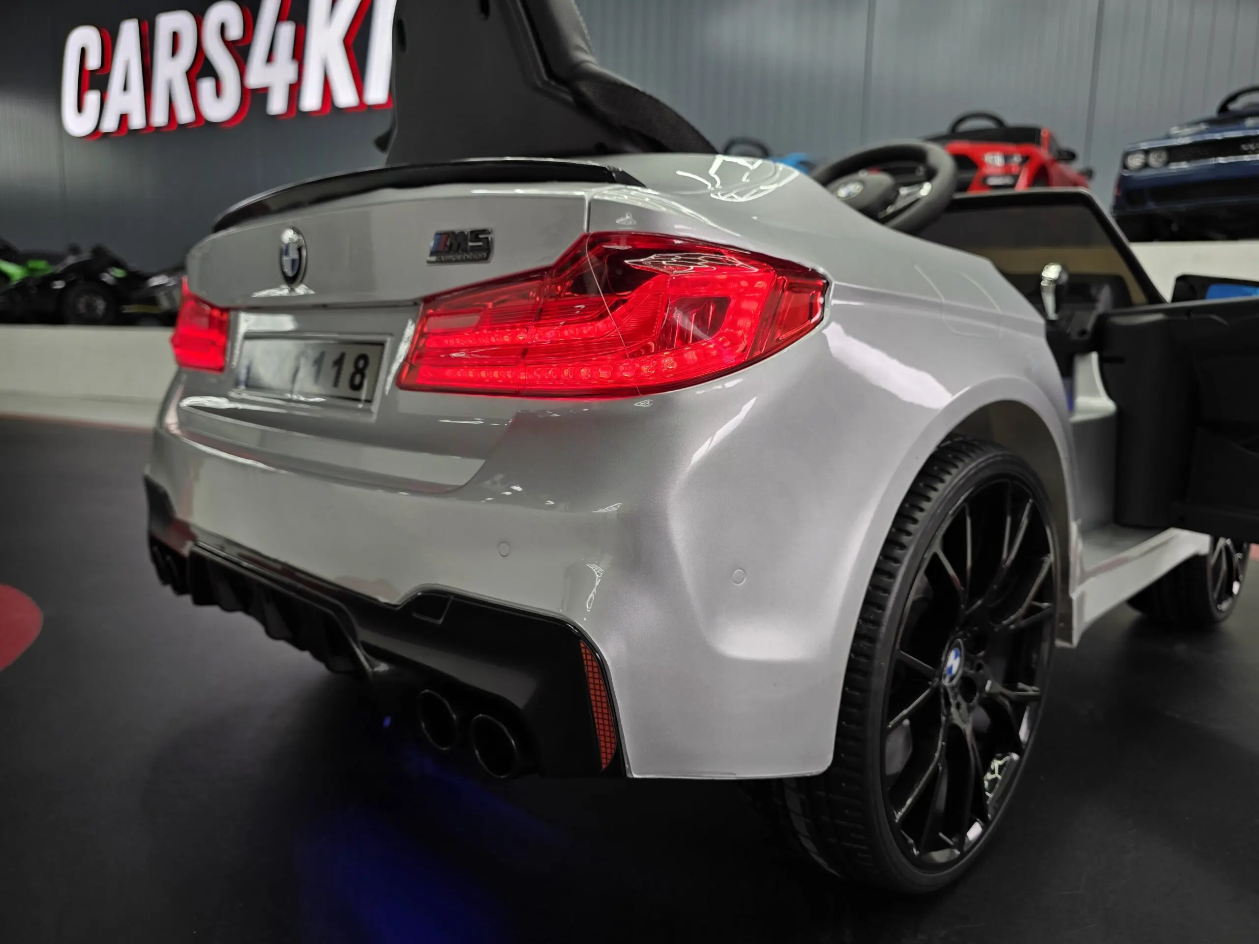 Mașină electrică BMW M5 24V Gri Metalic, Licență Oficială – Telecomandă 2.4G, Scaun Piele [7]