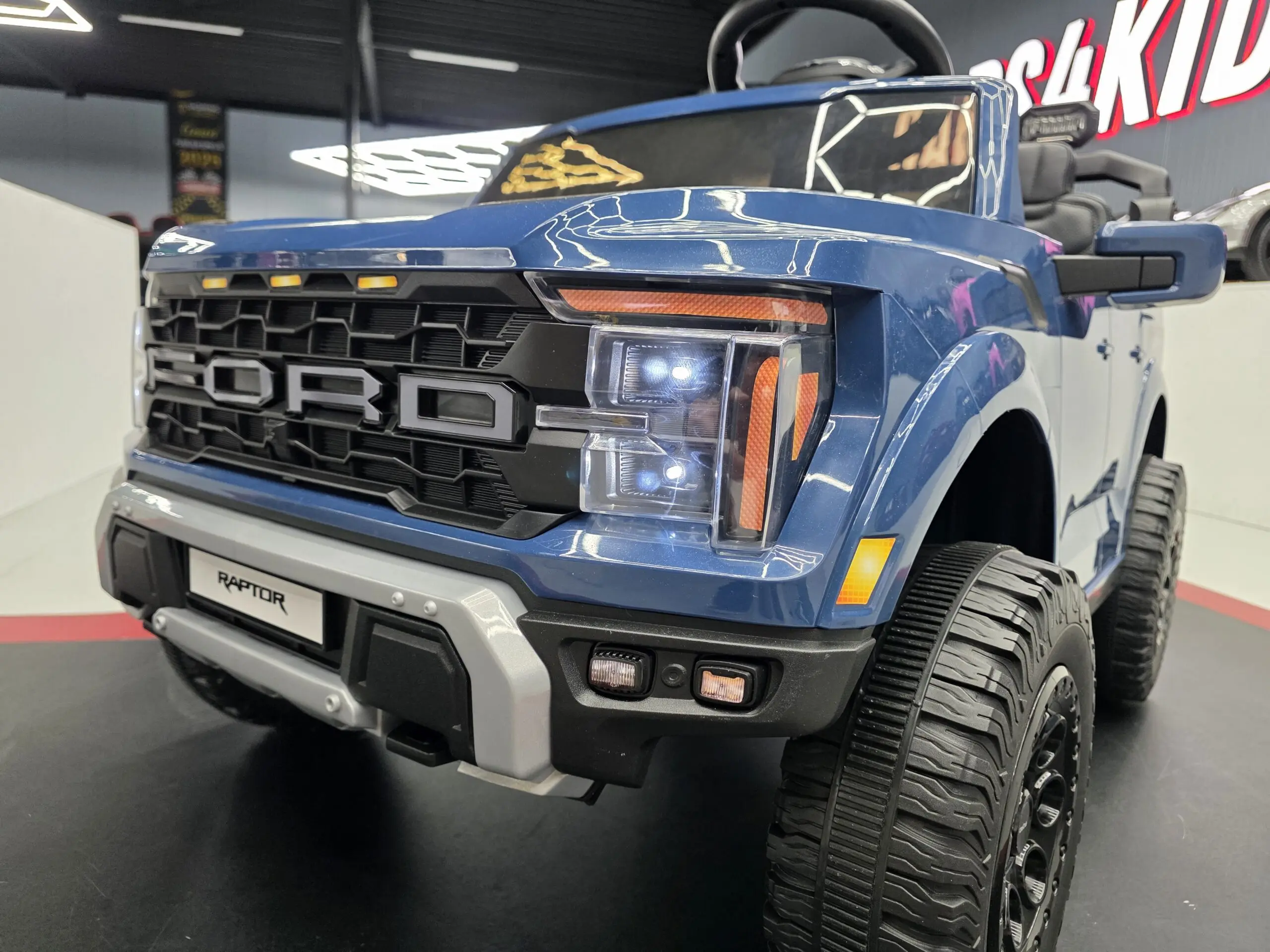 Mașină electrică Ford Raptor 24V Albastru, 2 Locuri, licență oficială – Telecomandă 2.4G, Scaun Piele [3]