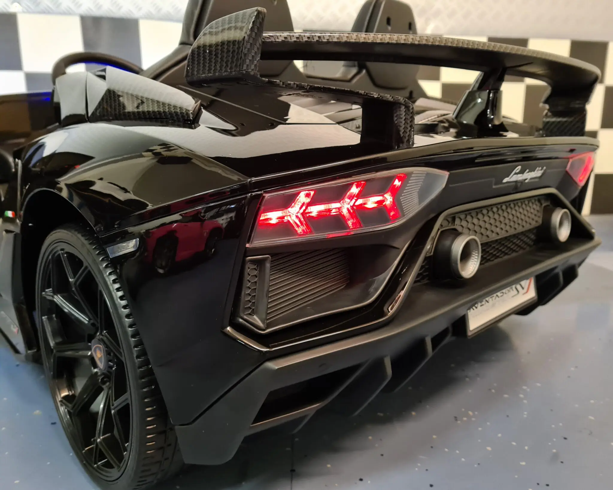 Mașină electrică Lamborghini Aventador SVJ 24V Negru, 2 Locuri, licență oficială – Drift, Uși Verticale, Telecomandă [10]