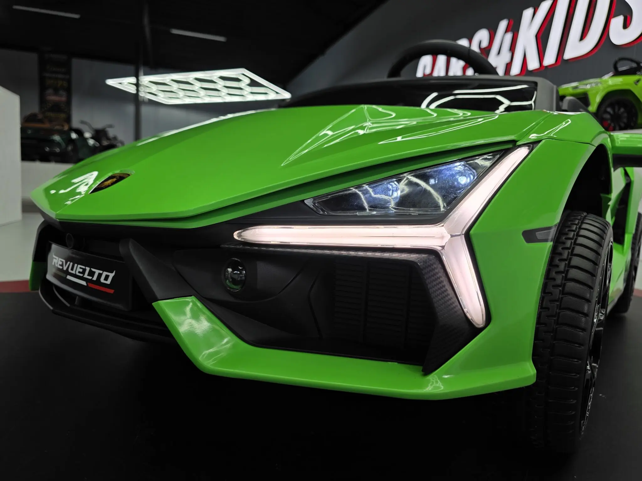 Mașină electrică Lamborghini Revuelto 24V Verde, 2 Locuri, licență oficială – Uși Vertical, Telecomandă 2.4G [4]