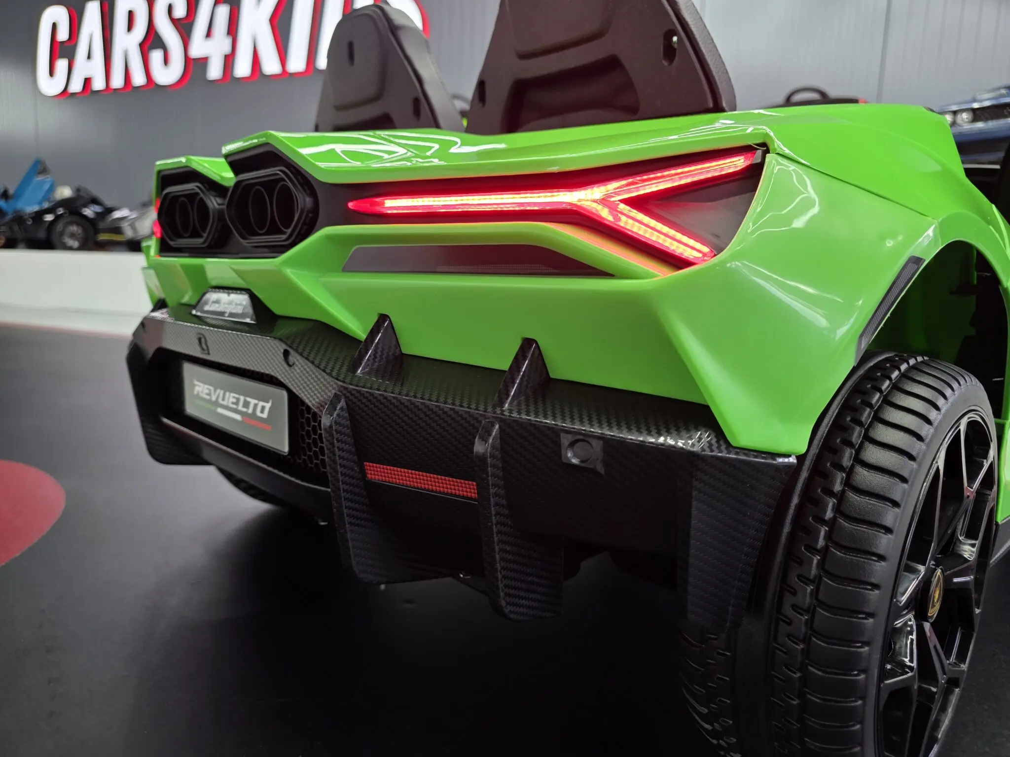 Mașină electrică Lamborghini Revuelto 24V Verde, 2 Locuri, licență oficială – Uși Vertical, Telecomandă 2.4G [6]