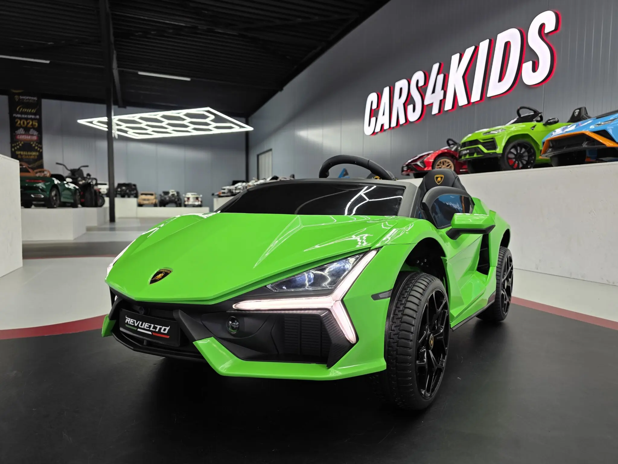 Mașină electrică Lamborghini Revuelto 24V Verde, 2 Locuri, licență oficială – Uși Vertical, Telecomandă 2.4G [2]