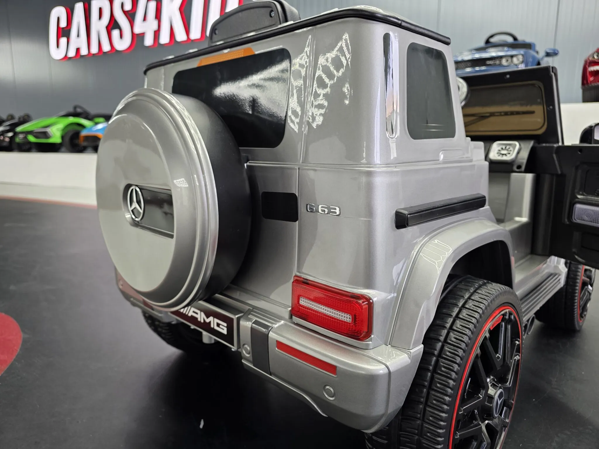 Mașină electrică pentru copii Mercedes-Benz G63 AMG 12V, gri metalizat, telecomandă 2.4G, baterie 9Ah, roți cauciuc, scaun din piele [2]