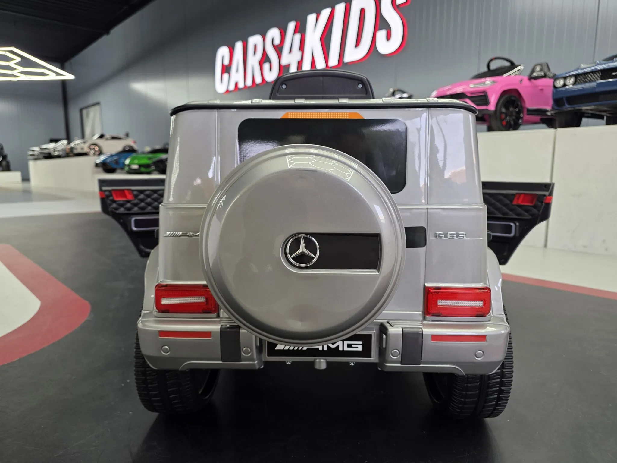 Mașină electrică pentru copii Mercedes-Benz G63 AMG 12V, gri metalizat, telecomandă 2.4G, baterie 9Ah, roți cauciuc, scaun din piele [4]