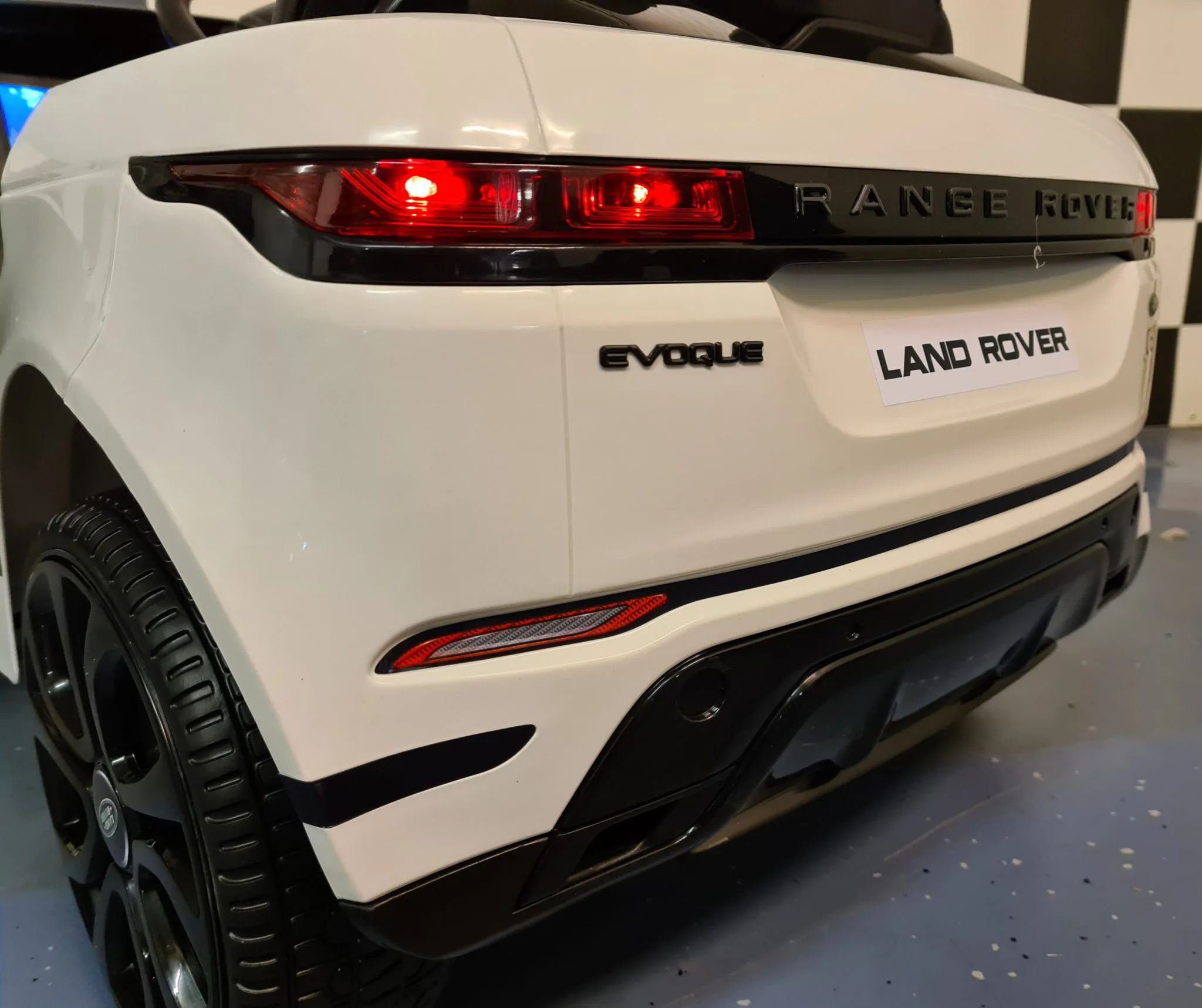 Mașină Electrică pentru Copii Range Rover Evoque 12V 10Ah Alb – 4 Motoare, Suspensii, Telecomandă 2.4G, Roți Cauciuc, Scaun Piele | 3 Ani+ [4]