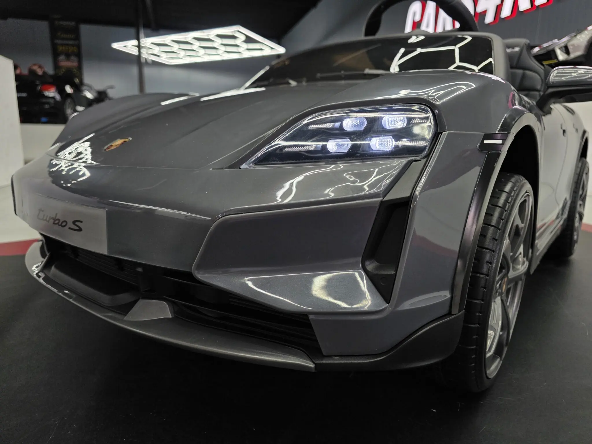 Mașină electrică Porsche Taycan Turbo S 24V Gri, 2 Locuri, licență oficială – Telecomandă 2.4G, Scaun Piele [3]