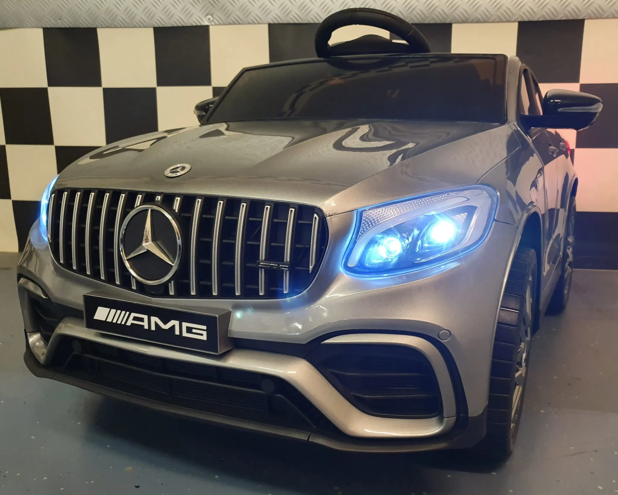 Plimbare & Relaxare - Mașinuță electrică copii Mercedes GLC 63 AMG 12V, 4 motoare, scaun piele, centură 5 puncte, gri metalizat