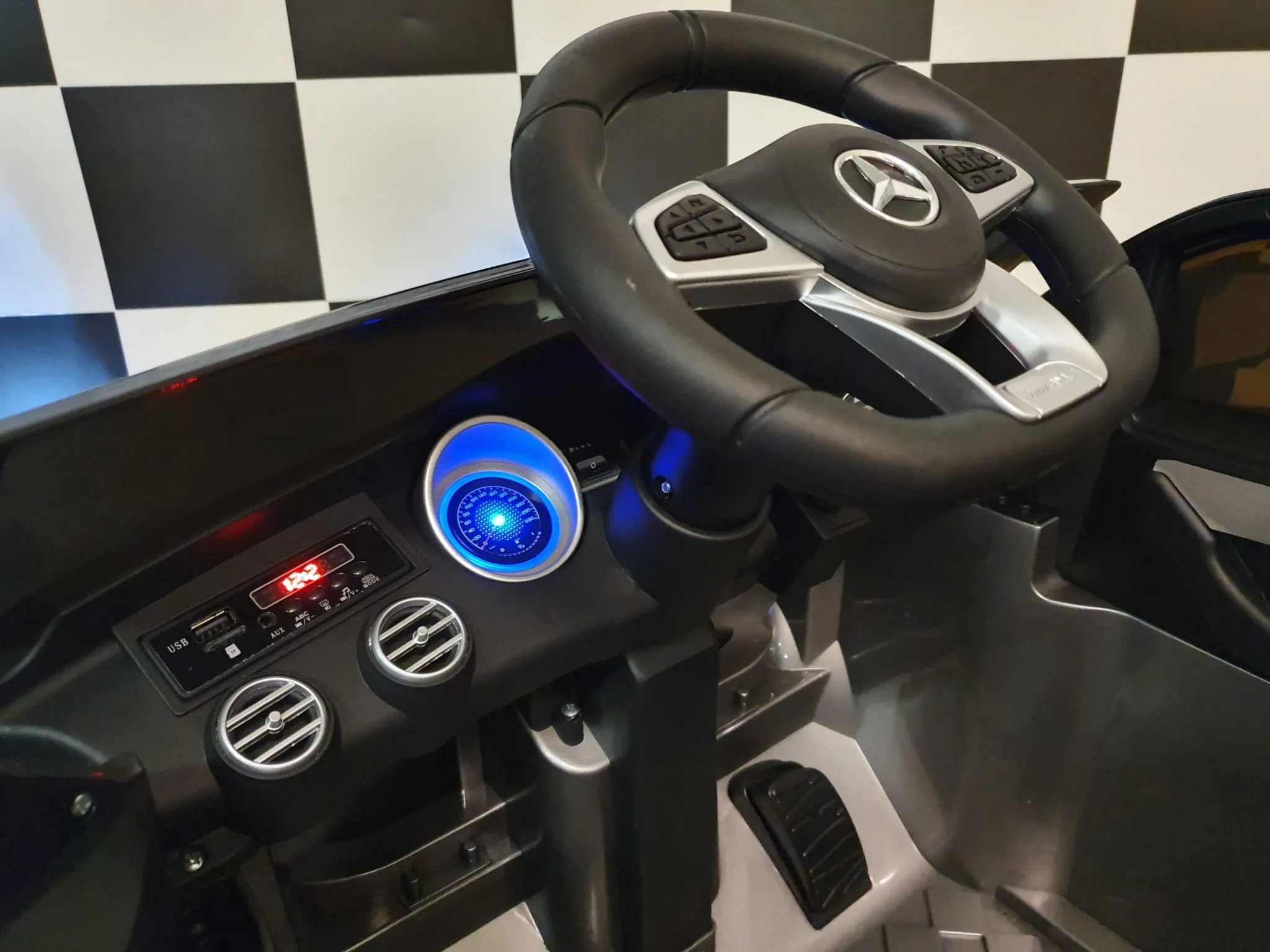 Mașinuță electrică copii Mercedes GLC 63 AMG 12V, 4 motoare, scaun piele, centură 5 puncte, gri metalizat [8]