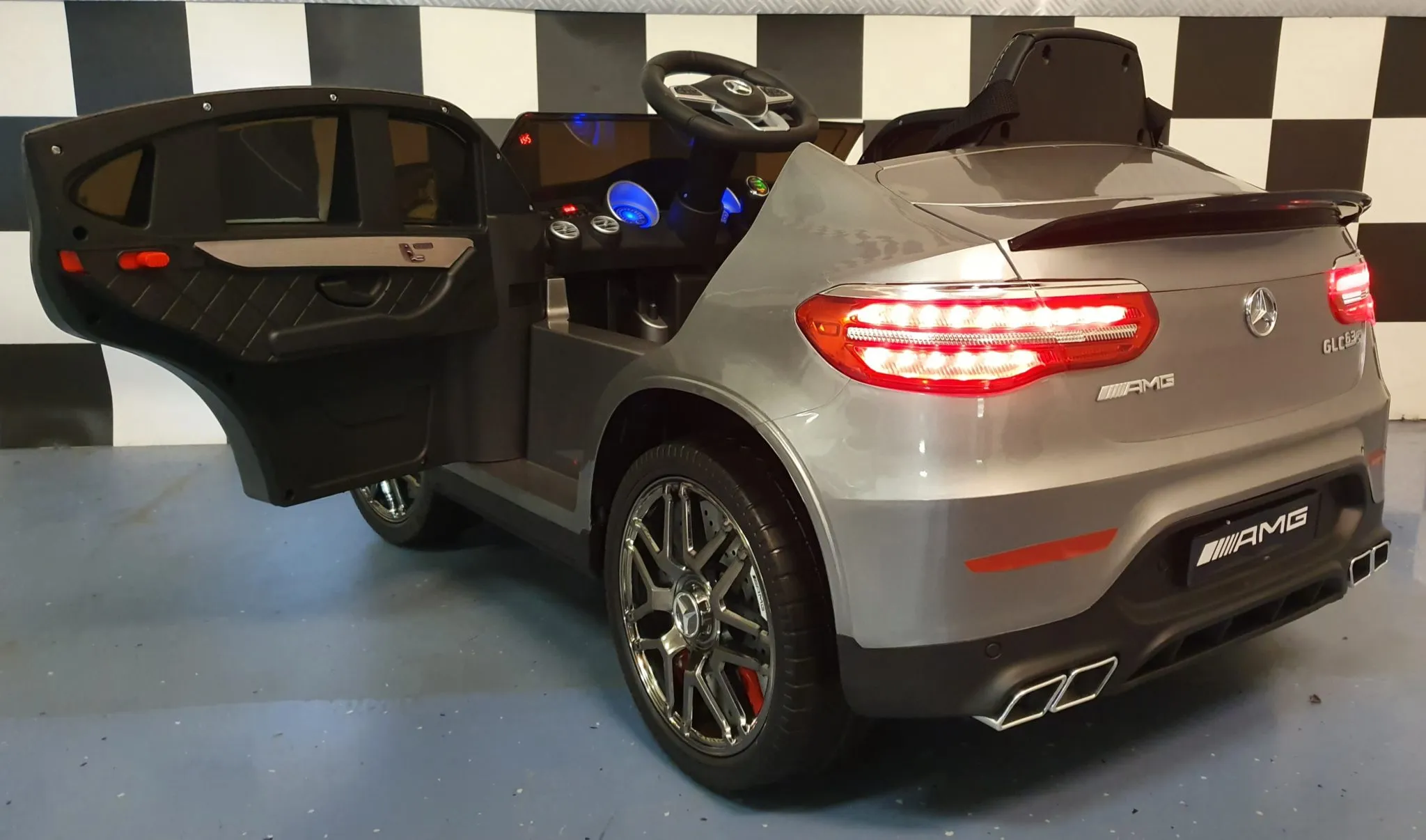 Mașinuță electrică copii Mercedes GLC 63 AMG 12V, 4 motoare, scaun piele, centură 5 puncte, gri metalizat [6]